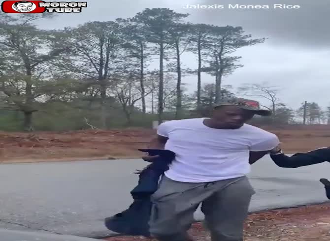 Video :A police officer tases a suspect to silence him